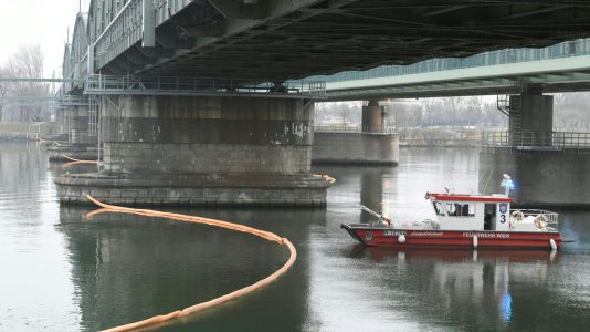 30 kilométeres olajfolt úszik a Dunán, Bécsnél leállították a hajóforgalmat